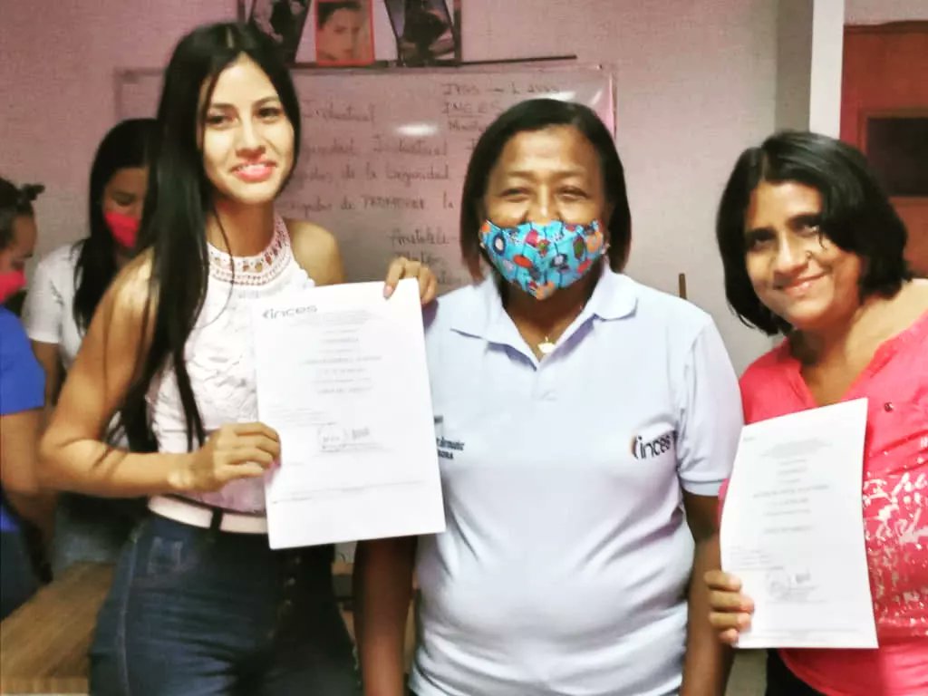 NoticiasFalcon's tweet photo. Inces entregó constancias de culminación a 40 peluquera.⁣

Se trata de mujeres emprendedoras que culminaron la ocupación productiva: Corte de Cabello.⁣

https://t.co/vLqqRvjTFY https://t.co/wktsdyWJnm