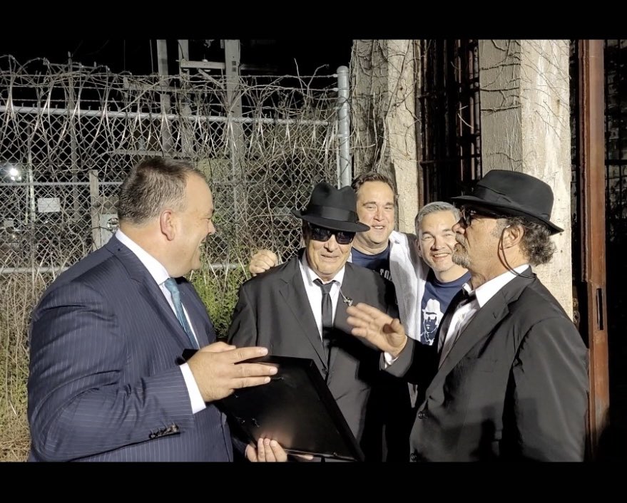 ChicagoLenny's tweet photo. Hey @JimBelushi! Great to see you at the #bbcon22 Blues Brothers convention! I’m one of the guys bugging you 😂 in the pic. I wanted to tell you how amazing you were in #twinpeaks great job on stage last night!! https://t.co/p4U6Z0tqu2