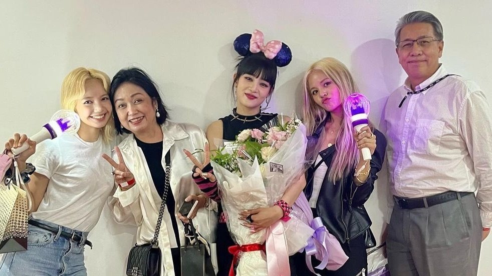 lisacelebreties's tweet photo. A real family they look perfect! 🥺💗
#GIDLE #BLACKPINK #CLC #SORN #LISA #MINNIE #THAILINE https://t.co/MVWR9ktd4J