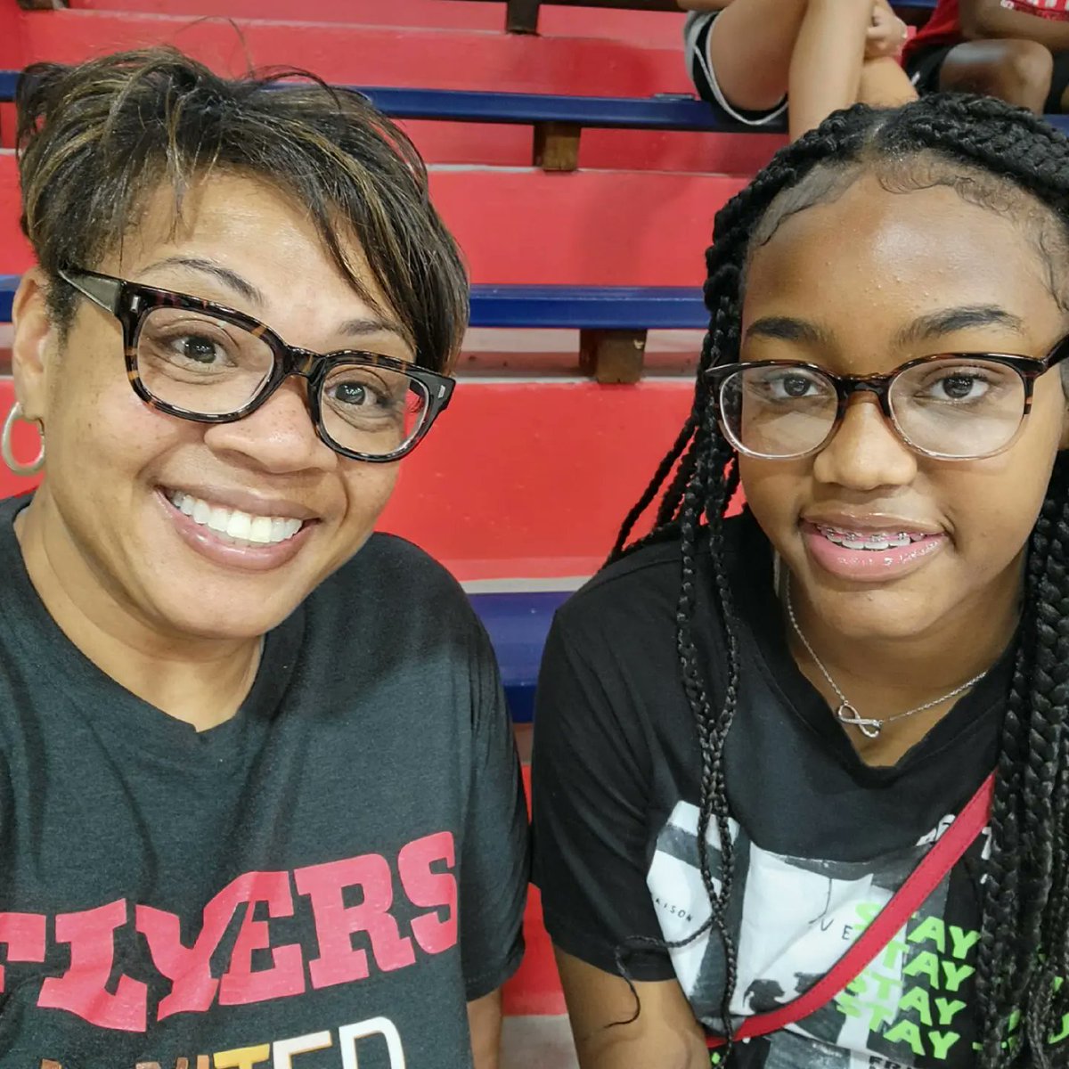 iamcalledvee's tweet photo. Great afternoon watching the UD Women's Volleyball team in action against Kentucky with my future Flyer! 😉 #FlyerFamily #LetsGoUD https://t.co/OaBaCJWwPV
