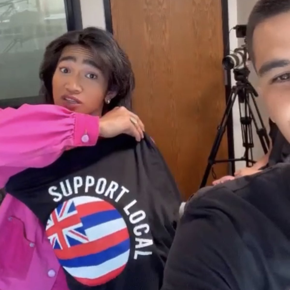hawaiiverse's tweet photo. Pick up one of our tees → 100% of the proceeds support local businesses
⬇️⬇️⬇️
🛍️ Shop 24 / 7 at https://t.co/QVJILf3nyd
📦Free Shipping with purchases $50 and up
#hawaiiverse #supportlocalhi #supportlocalhawaii #jewelry #madeinhawaii #hawaii #hawaiilife #bevocalsupportlocal https://t.co/L6DkI7fla2