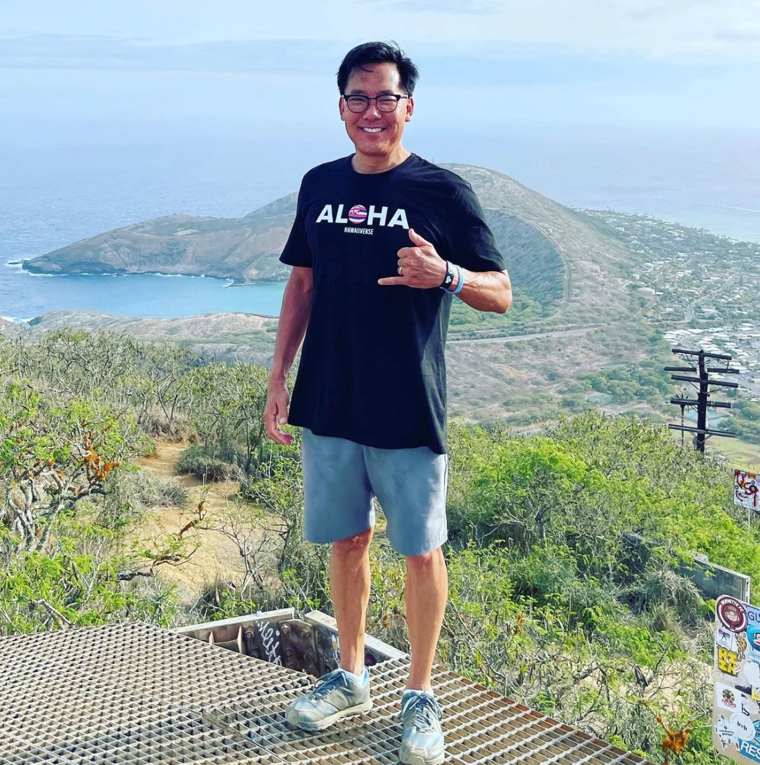 hawaiiverse's tweet photo. Pick up one of our tees → 100% of the proceeds support local businesses
⬇️⬇️⬇️
🛍️ Shop 24 / 7 at https://t.co/QVJILf3nyd
📦Free Shipping with purchases $50 and up
#hawaiiverse #supportlocalhi #supportlocalhawaii #jewelry #madeinhawaii #hawaii #hawaiilife #bevocalsupportlocal https://t.co/L6DkI7fla2