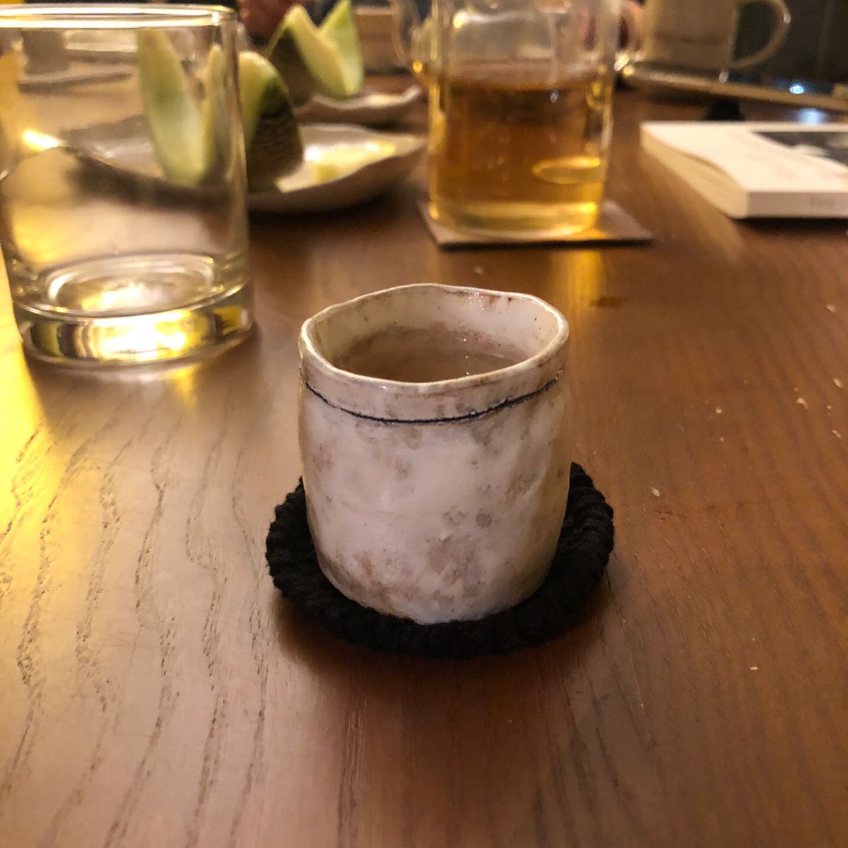 제가 불교 성지를 다녀오는 동안 그는 산티아고 순례길을 다녀왔습니다. 기억 남는 어제의 대화는 그가 길에서 보았던 아빠와 어린 아들의 모습이었습니다. 앞을 보지 못하는 아빠가 아들의 뒤에서 가방을 잡고 함께 걷는 모습이 보였고 앞장선 어린 아들의 표정은 그 누구보다 결연해 보였다 했습니다