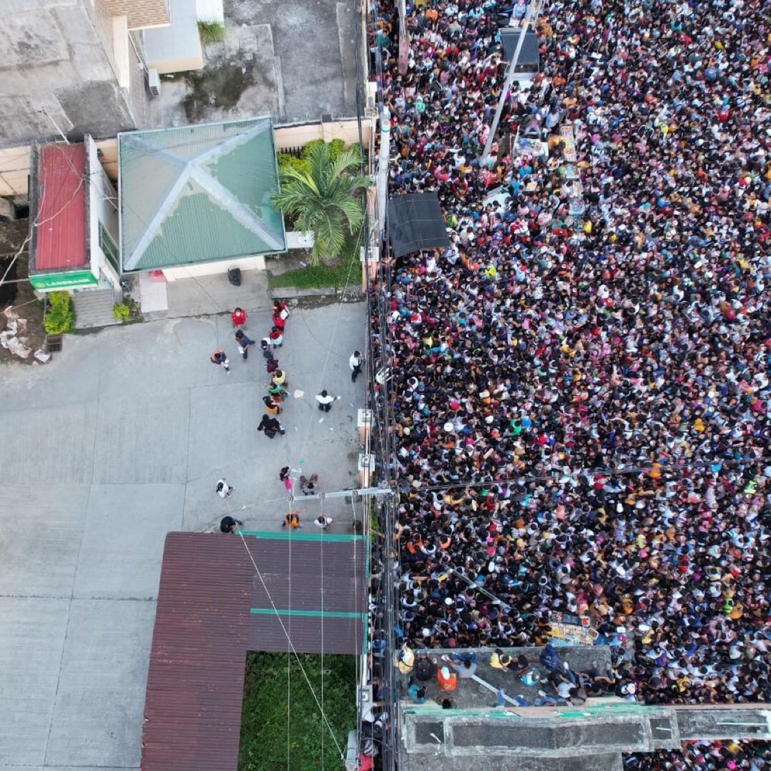 macronikki's tweet photo. A lesson to Erwin Tulfo: he’s the ultimate idiot to assume that only a few people needed help. https://t.co/m7NLSA6VZf