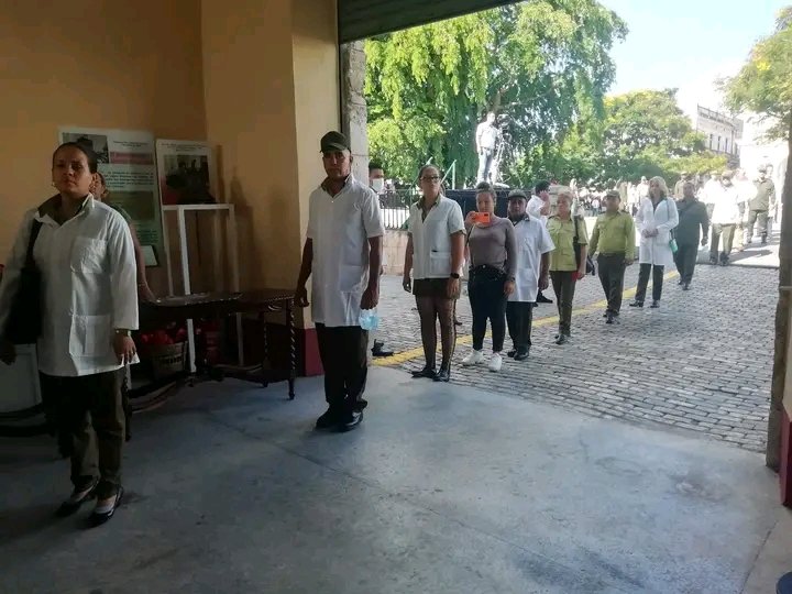 Homenaje del pueblo de #Cuba a sus hijos caidos en el enfrentamiento al siniestro del pasado dia 5 de agosto en #Matanzas #CubaHonra. Seguiran en nuestros corazones cómo nos enseño #FidelPorSiempre  <a href="/DiazCanelB/">Miguel Díaz-Canel Bermúdez</a>  <a href="/UlisesGuilarte/">Ulises Guilarte de Nacimiento</a>. <a href="/CapoNapoles/">Yanaisi Capó Nápoles</a>