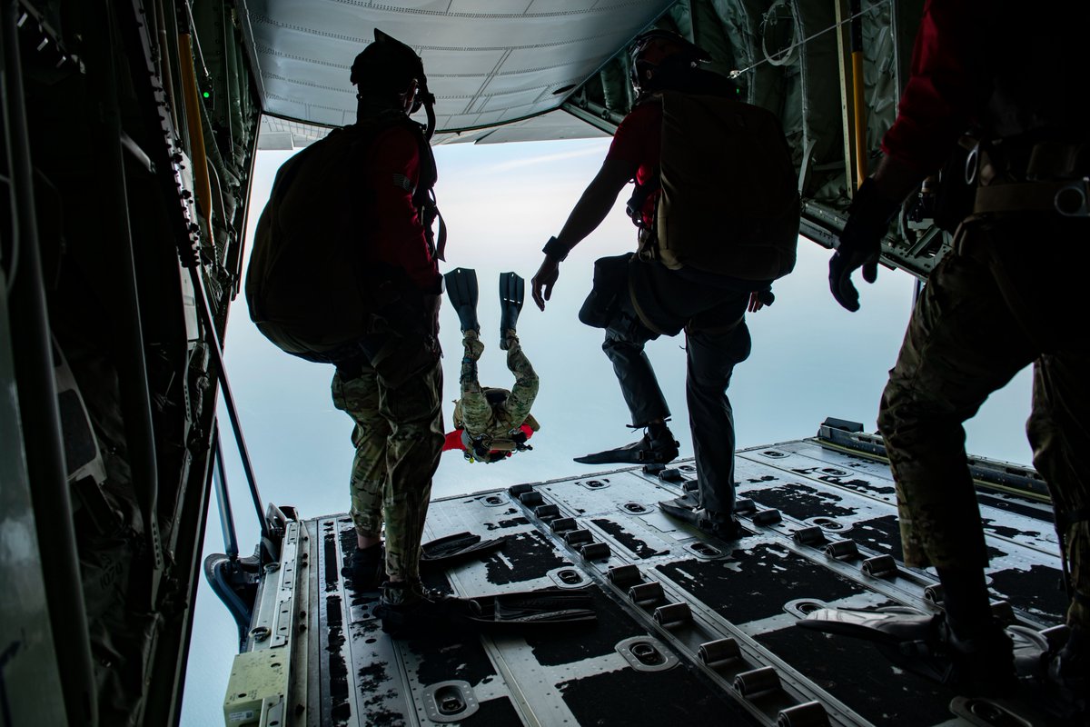 PACAF's tweet photo. #Pararescuemen conducted over-water personnel recovery training during Pacific Angel 22-2. The U.S. Air Force pararescuemen's mission is to rescue and recover American and Allied forces from danger or extreme duress and bring them home to fight another day. #TOML #CSAR https://t.co/RFfTnYyjwK