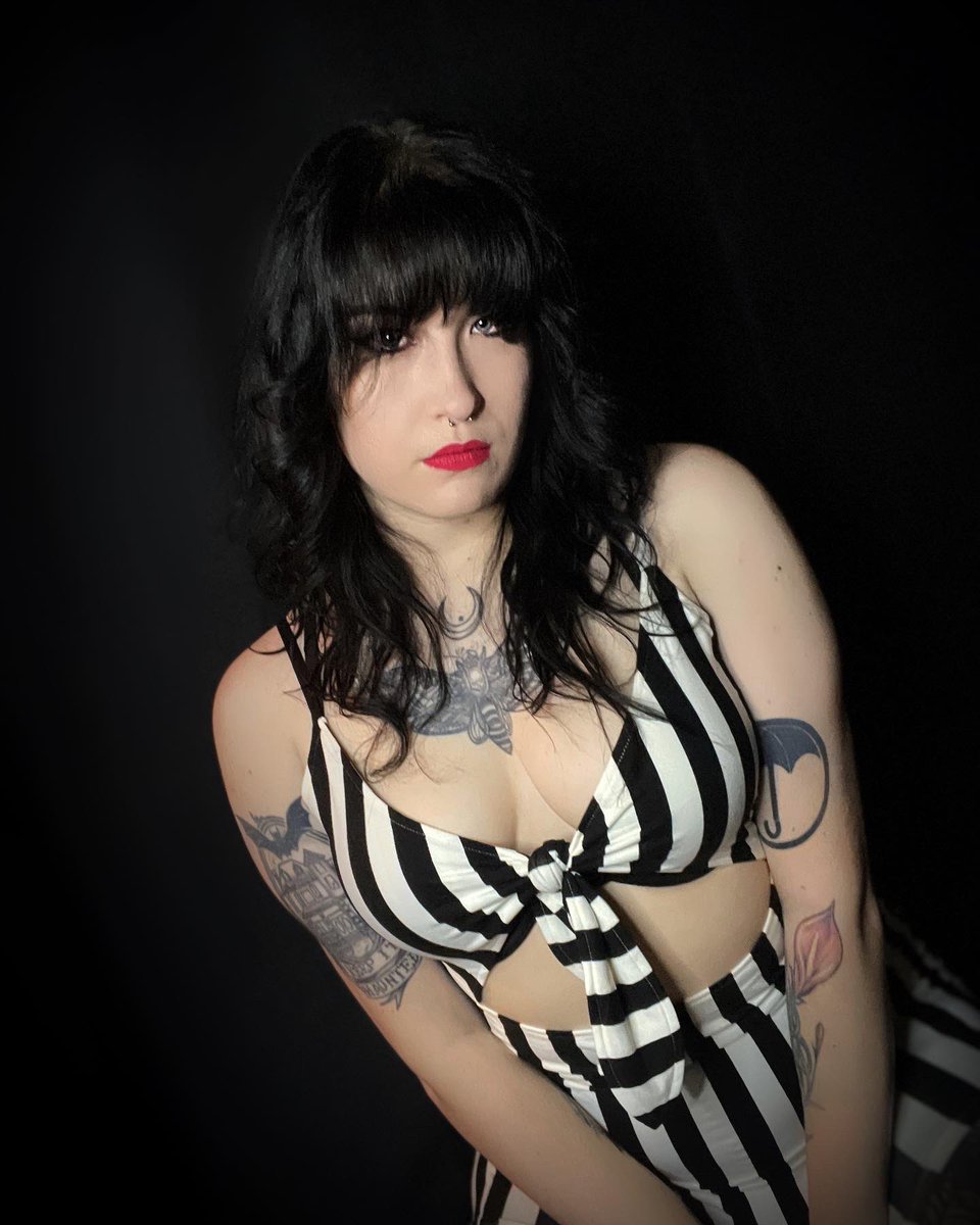 cloudydeaddoll's tweet photo. This forest ink dress is so comfy and light, perfect for hot days or layering!
Dress: beetle tie dress
Eyes: @NYXCosmetics
Lip/face @wetnwildbeauty
#forestink #makeup #gothgirl #altmodel #model #wetnwild #fashion #vintage #retro #pinup #calimodel
#nyxcosmetics #beauty https://t.co/L8TJLYhYZp