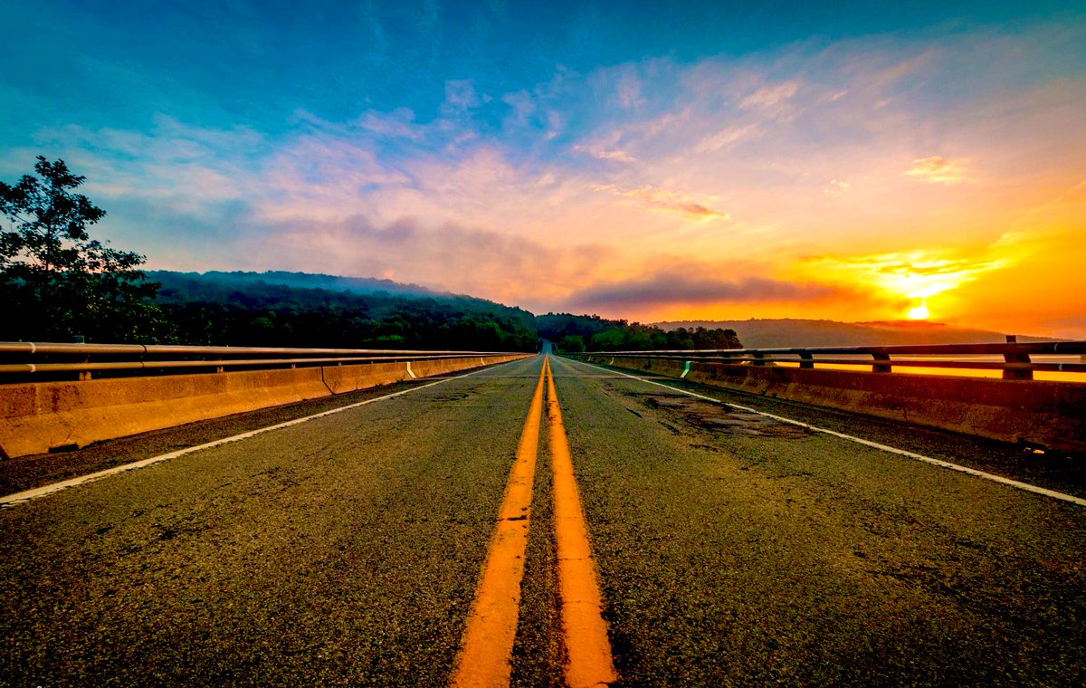 LoreleiEllen's tweet photo. Let’s take a Sunset drive!!
🌅🛣
#Sunset
#GoForADrive https://t.co/z2rGwpJjBe