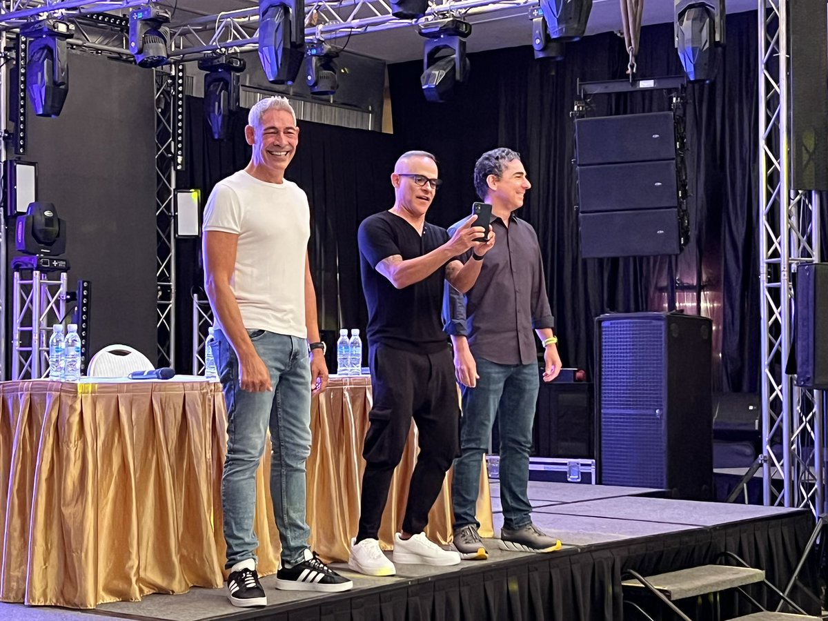 bpinango's tweet photo. #Hoy fui feliz al reencontrarme con los ex menudo Johnny Lozada, Miguel Cancel y Ricky Meléndez. Participamos en la rueda de prensa como parte del Tour Súbete a mi Moto. Luego de más de 15 años, regresaron a Caracas.
#subeteamimototour https://t.co/afP0fP8Jjz