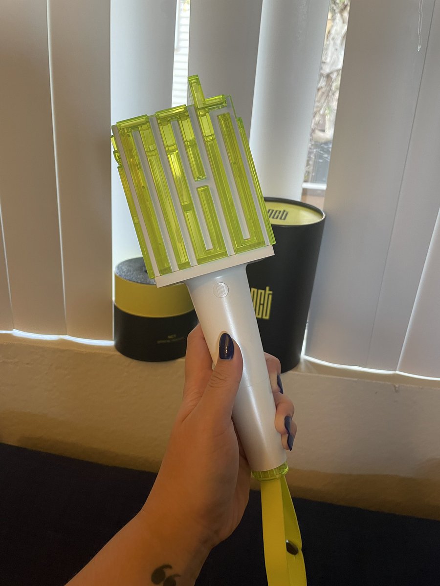 jukyusquare's tweet image. wts nct lightstick - full size is lightly used; mini size is in original package
no stickers on handle
comes with batteries (used for 1-2 concerts only)

$50 for full size
$30 for mini size
discount if you buy both

pick up @ kcon day 2 preferred

#nct #nctselling #KCON2022LA