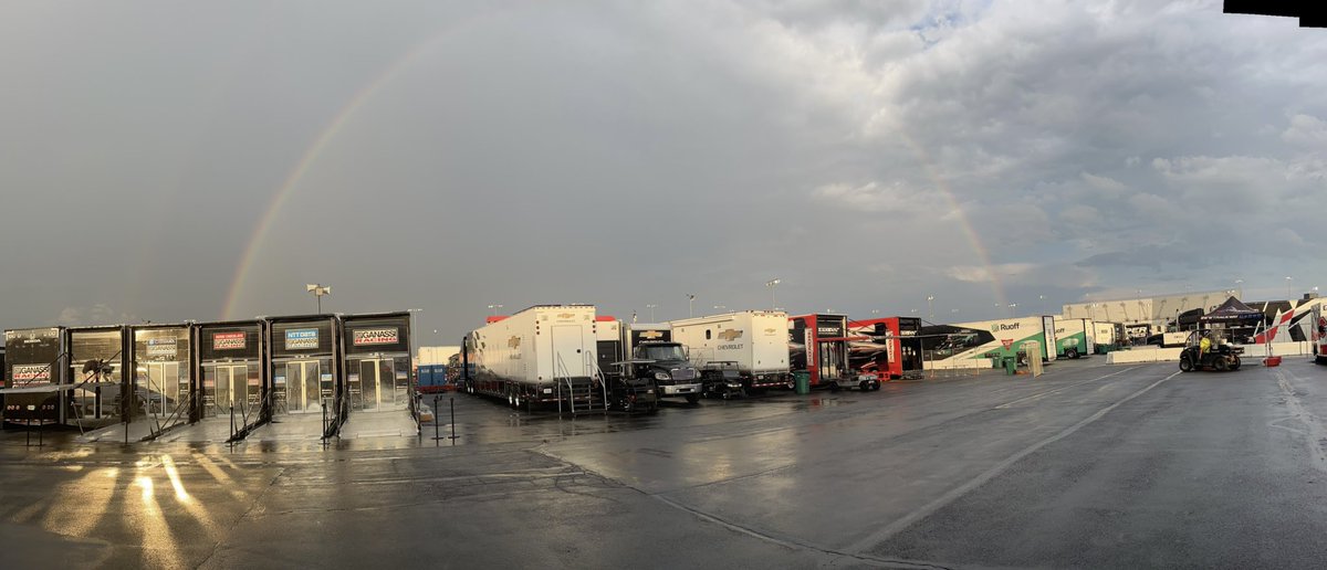 LauraStasila's tweet photo. Rain delay rainbow @IndyCar #Bommarito500 https://t.co/Q7Lp0AYT64