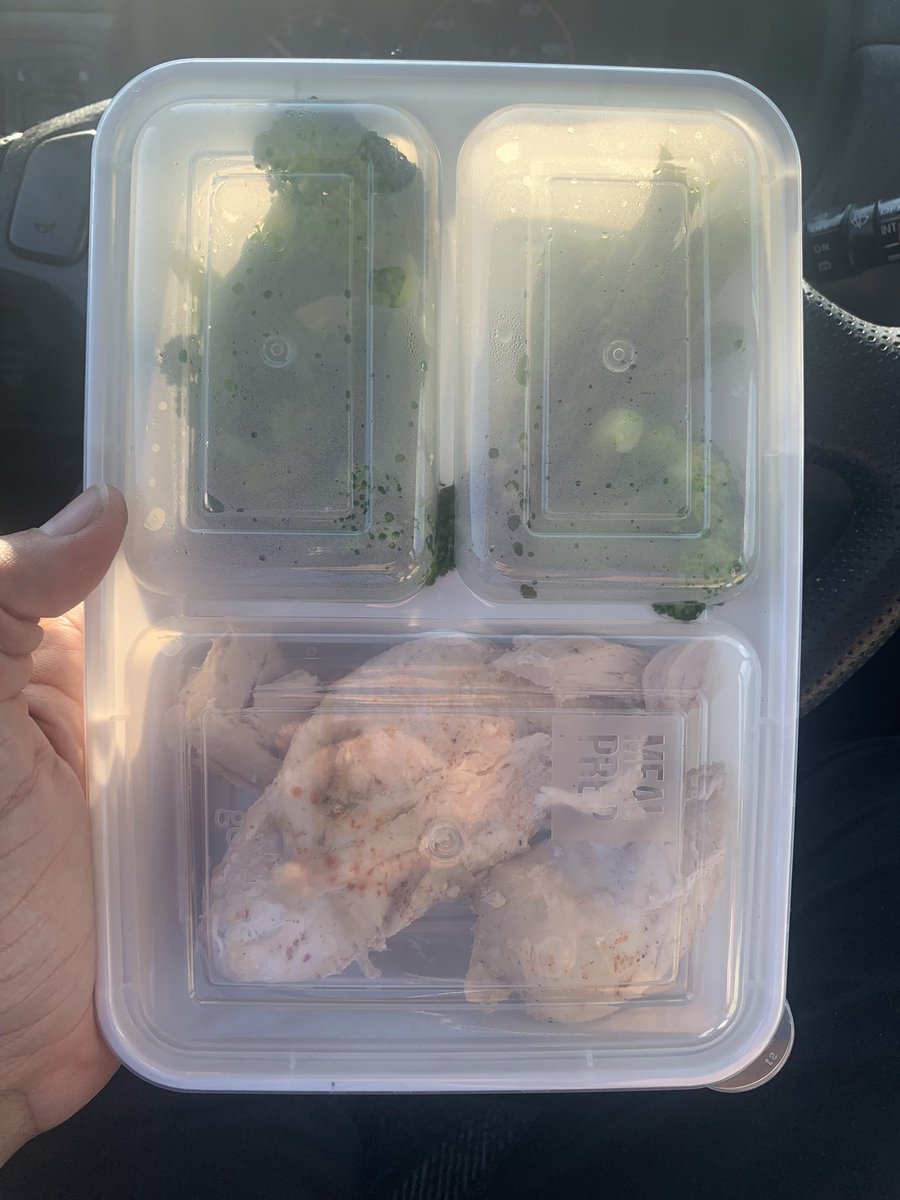 Seatrainer's tweet photo. Meal 5 ( in a few hrs …)
300 grams of chicken breast , 200 grams of broccoli/ asparagus .. #planforResults #FoodPrep https://t.co/ArRn0Jhk1R