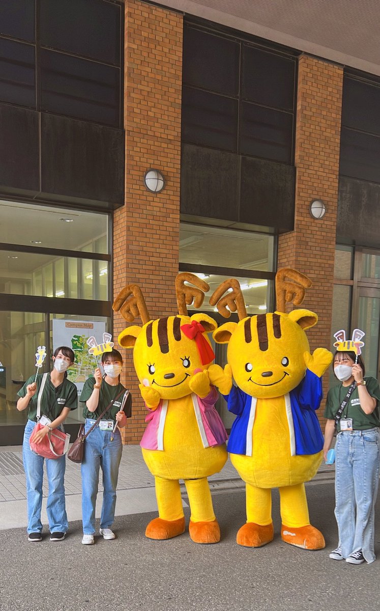 reitakuuniv's tweet image. 【オープンキャンパス受付開始しました】

／
📣速報
絶賛もふもふチャーーンスっ！🎈
＼

かえで校舎の受付前に、
✨レイタ君とレイコちゃんが登場中✨

なんと一緒にチェキも撮れる…？！📷
受付前までぜひお越し下さい🥰💨

#もふもふチャレンジャー募集
#LetsChallenge👍