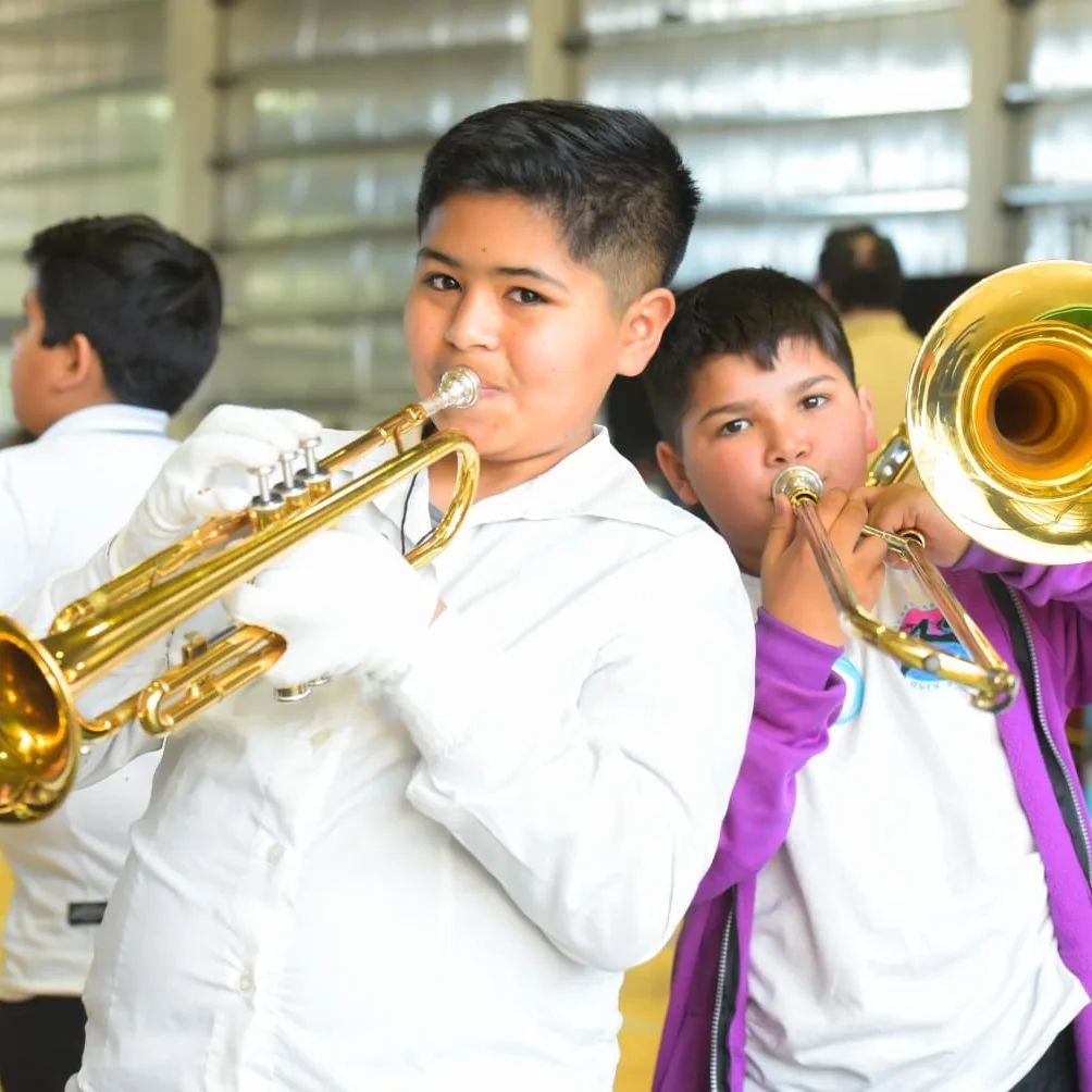 minsaurralde's tweet photo. El programa @coros_orquestas tiene 68 orquestas, 21 coros y contempla a 12.000 estudiantes en 89 sedes en todo el territorio bonaerense para formar y enseñar. 🙌🏻

#EducaciónPúblicaDeCalidad #LaProvinciaEnseña
@alferdez 
@CFKArgentina 
@Kicillofok 
@AlbertoSileoni 
@BAeducacion https://t.co/AcQIGOGpky