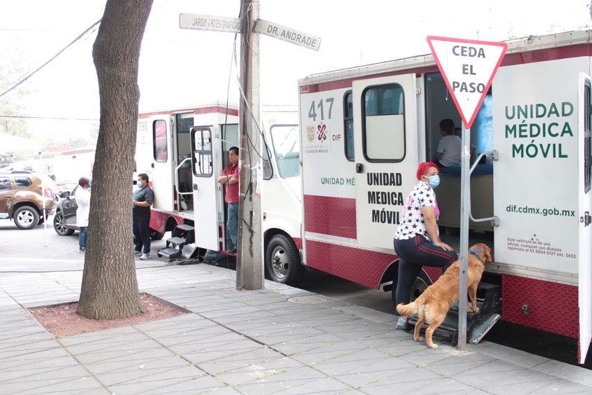 ProsocCDMX's tweet photo. El sábado también trabajamos, servicios dentales, médicos y asesorías, así como el Operativo #UnidadTormenta que brinda la @ProsocCDMX llegaron con el #DiarioEnTUnidad para cuidar de los vecin@s y prevenir inundaciones en las UH de #DrVertiz.
#BienestarEnTUnidad https://t.co/x3AQyF2ULX