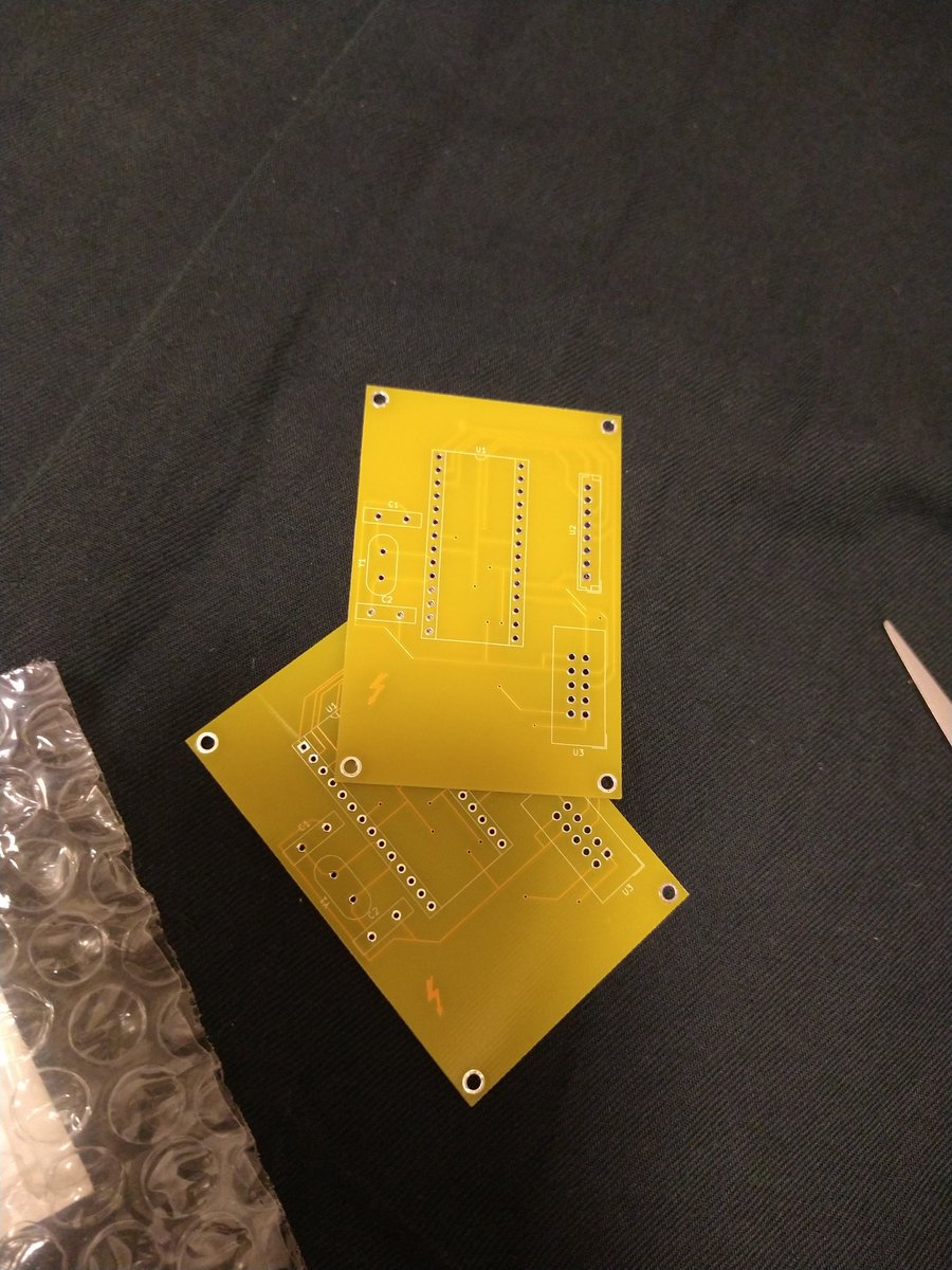 xianxia35120040's tweet photo. I desinged #PCB and oder it from fusion pcb. It was first time. This circuit board is a jig for uploading code in #atmega328p.
#fusionpcb
#Electronics https://t.co/NRwlhvLznH