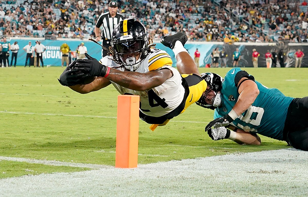 Steelers running back Benny Snell Jr. dives for a touchdown against Jaguars linebacker Chad Muma in the second quarter Saturday at TIAA Bank Field.