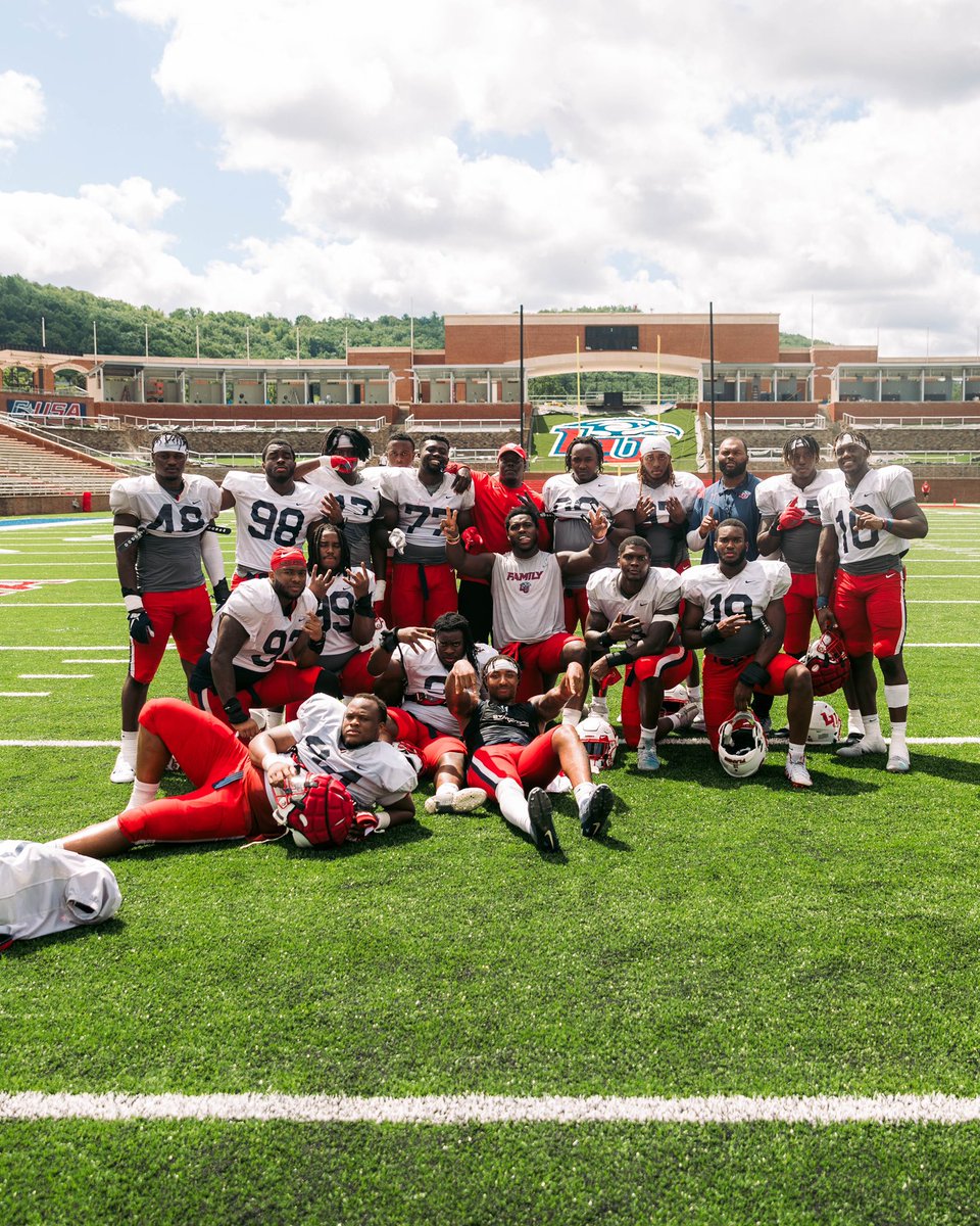 Love this group! F.A.M.I.L.Y.! #watchmen #RiseWithUs