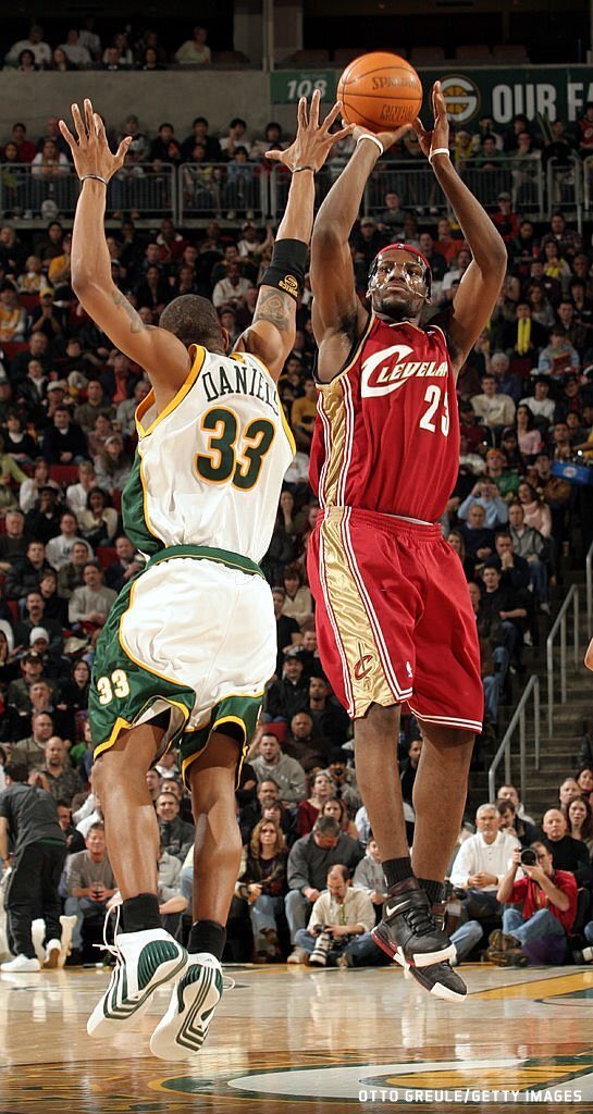 ThrowbackHoops's tweet photo. LeBron James in Seattle https://t.co/q5ZGCuBbXR
