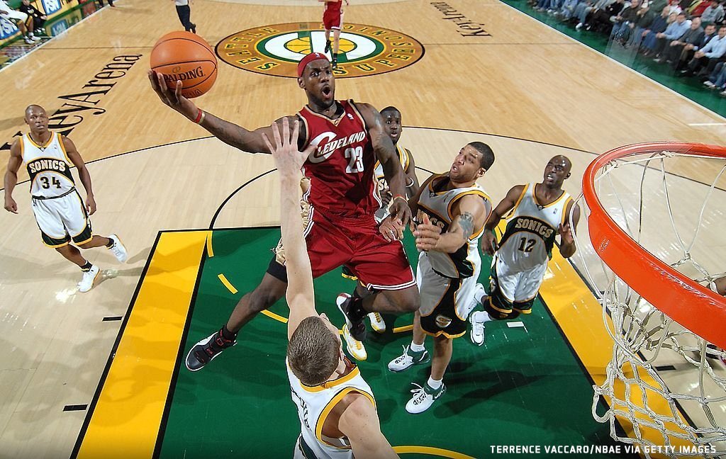 ThrowbackHoops's tweet photo. LeBron James in Seattle https://t.co/q5ZGCuBbXR
