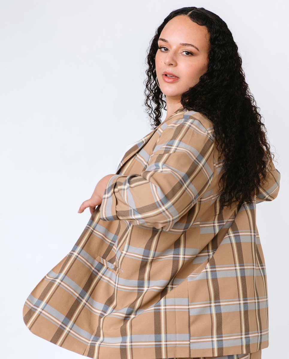 QuanMichelle8's tweet photo. She make it look EASY cause she got IT… check my technique😉✨ 
#plussizemodels #nymodels #curvemodels #PlusFashion #Cato https://t.co/RVrDIUfPzo
