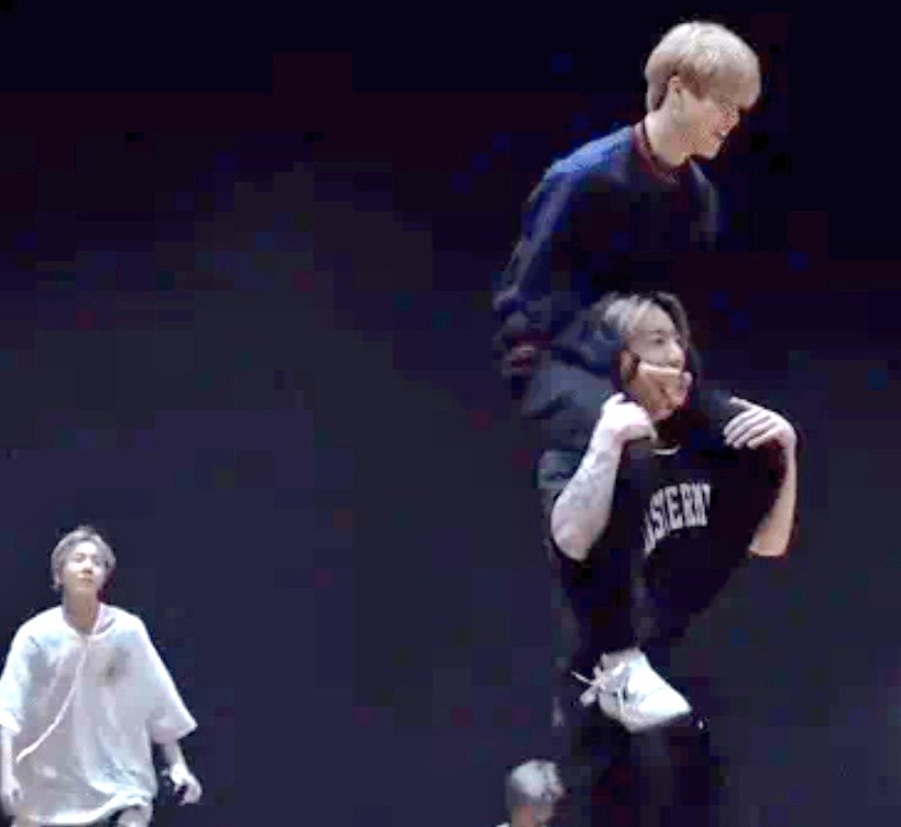 Buckyl3's tweet photo. JK ❤'s shoulder (b)rides

#jikook https://t.co/hK5lAwTgIo