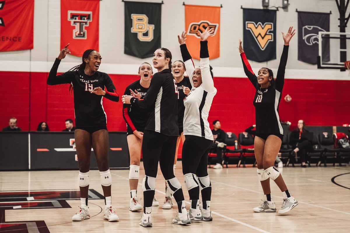 TexasTechVB's tweet photo. Black is taking over the fourth set and @maddiecorrea4 is serving up some aces 👀

SET 4 | 🔴 1, ⚫ 8

#WreckEm https://t.co/4HW5XHxFvg