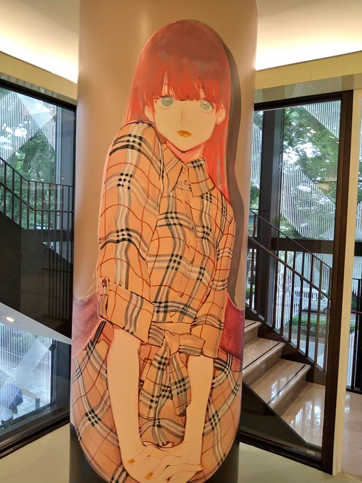 昨日バーバリー×ブルーピリオドの店舗行ってきましたーー!!!もらえる冊子も袋に入っててオシャレ図録も届いてた!!!やっぱり先生の描く絵が好きだなぁとしみじみ感じた。展示もあって幸せ空間なので、是非見に行ってほしい 