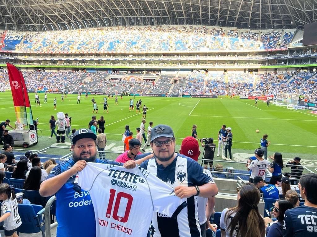 LOS QUE ALIENTAN DESDE EL CIELO

‘Don Chendo’ falleció recientemente. Era un fiel un aficionado del Monterrey, y en su honor, hoy sus hijos han asistido al Clásico Regio a rendirle tributo. Pero hay quienes dicen que el fútbol solamente son jugadores detrás de una pelota. 🙏