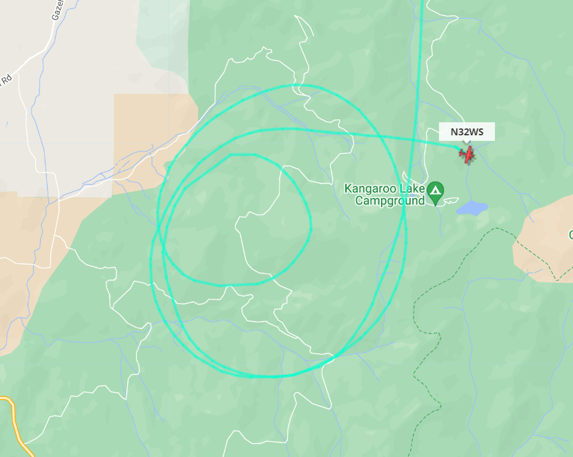 CAFireScanner's tweet photo. #CallahanFire in Siskiyou Co east of #Callahan, on Kangaroo Creek Rd. 5 acres w/ high potential, 2 addl copters &amp; 1 addl tanker requested. https://t.co/MxK9pyrfdv https://t.co/cXjxNKmmGI