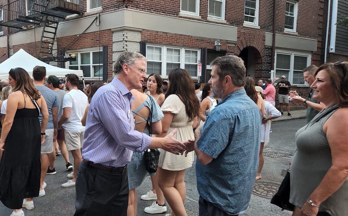chrisforma's tweet image. Ended an amazing day of campaigning at the Fisherman’s Feast in the North End. Shook another thousand hands and ate my fifth fried dough of the campaign. More Dough with Doughty. 

@mapoli @magov