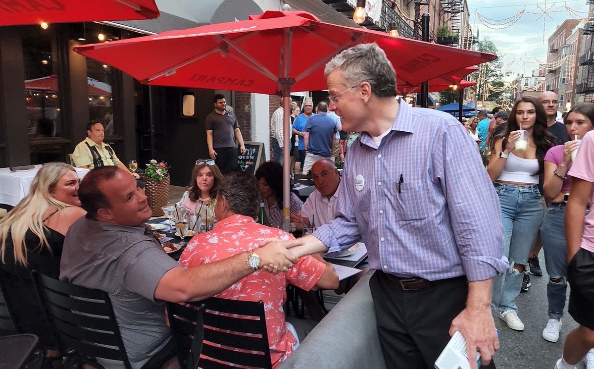 chrisforma's tweet image. Ended an amazing day of campaigning at the Fisherman’s Feast in the North End. Shook another thousand hands and ate my fifth fried dough of the campaign. More Dough with Doughty. 

@mapoli @magov