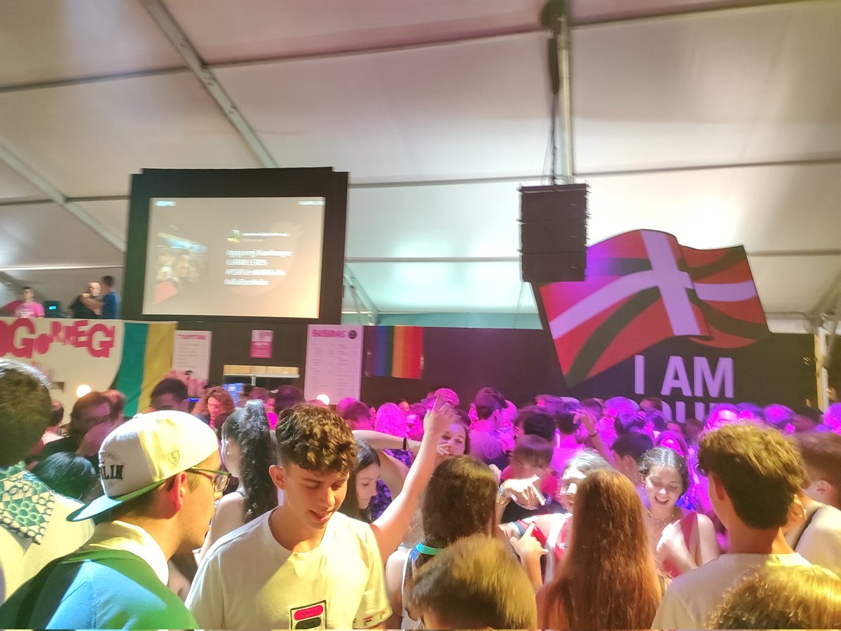 NagoBaraka's tweet photo. Primer día de fiestas de Bilbao y se nota que después de dos años había ganas 🍹🍹#orquestajamaicashow
#gogorregi #imbasque #ezdaez https://t.co/5487ShEwo1