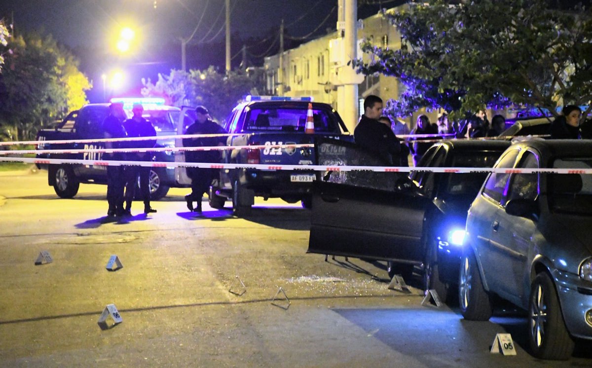 ROSARIO - OTRO CRIMEN SE REPORTO EN BARRIO TABLADA - Ayolas y Colectora ( pasillo) - Vecinos tras escuchar disparos hallan tirado en el lugar un hombre sin vida con disparo en cráneo. Policía en el lugar.