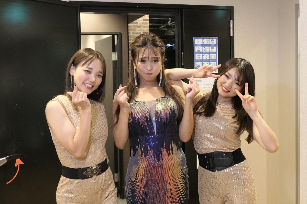 Fuzys3's tweet photo. 日付が変わってしまいましたが、昨日はFujikoさんの3ヶ月連続新曲リリースした曲初披露ワンマンライブでした。🌻
声出し🆗と言う事でいっぱい声援を送ったせいか久々に熟睡できました。
ライブのこの感覚は久しぶりで楽しさ倍増でした。
入場前のお花💐で⤴️
予約特典の手書きDVDで⤴️
#Fujiko
#Fuzy's https://t.co/7rLxyAUpt0