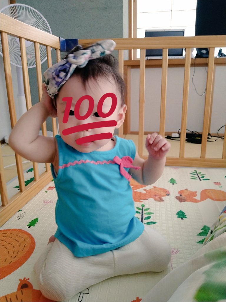 medekomama's tweet photo. そして母の趣味（ターバン？）は秒で取られました

#9mth #可愛く着せたい母の気持ち
#大体通じない
#頭のやつ嫌やわって顔がまた可愛い https://t.co/xVkBjaQtaK