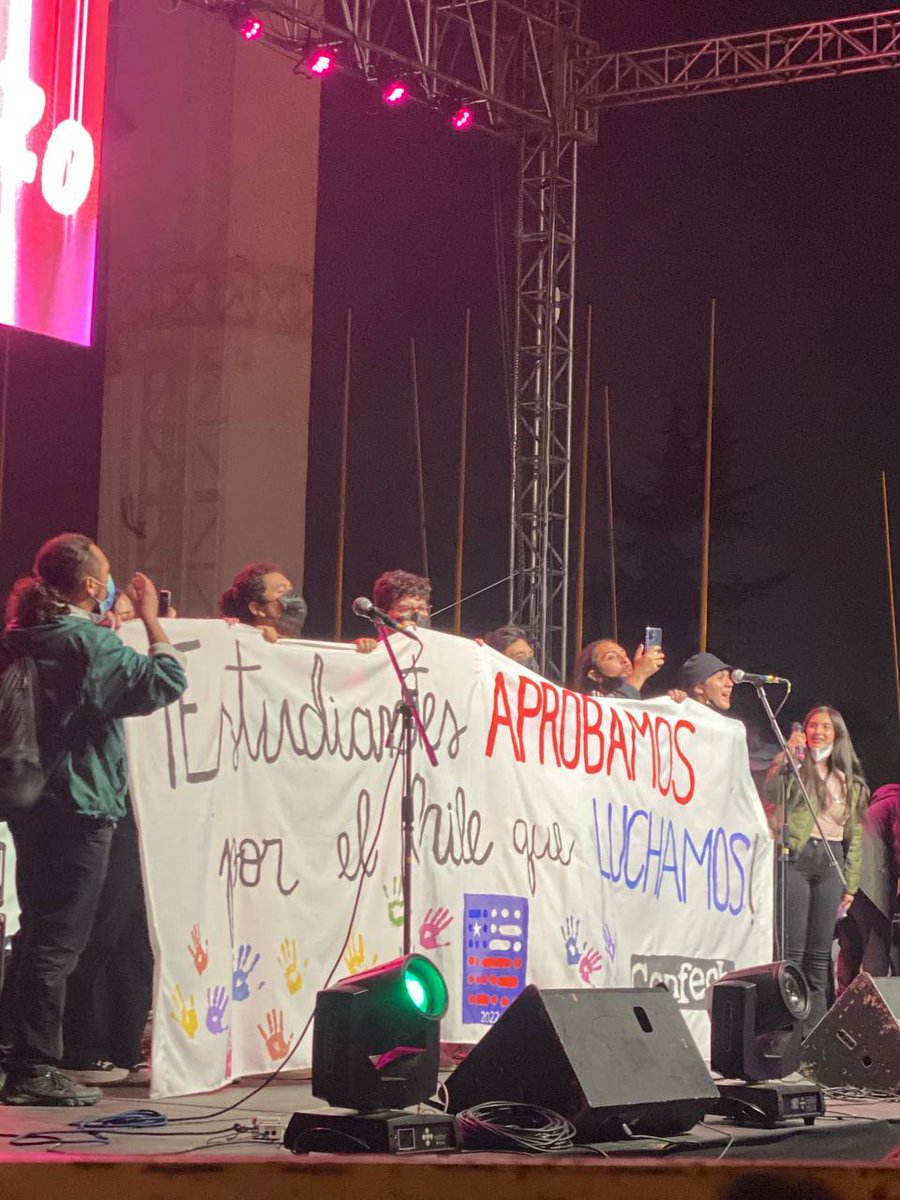2epinforma's tweet photo. Los mensajes que estan marcando la jornada del #ApruebazoPorLosDDHH desde el Estadio Nacional
#ChaoALaVieja https://t.co/0Tj66KMXEp