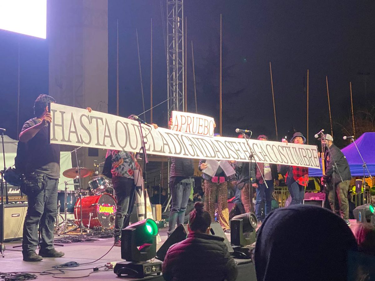 2epinforma's tweet photo. Los mensajes que estan marcando la jornada del #ApruebazoPorLosDDHH desde el Estadio Nacional
#ChaoALaVieja https://t.co/0Tj66KMXEp