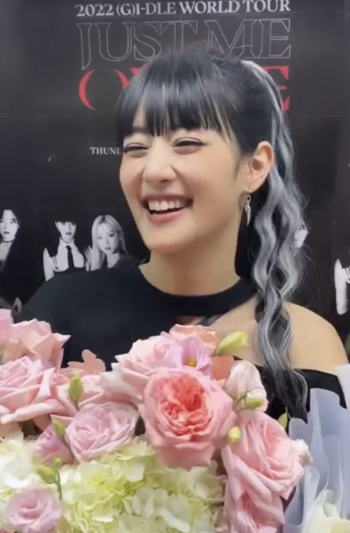 Nicha looks soooo happy😭😭😭😭