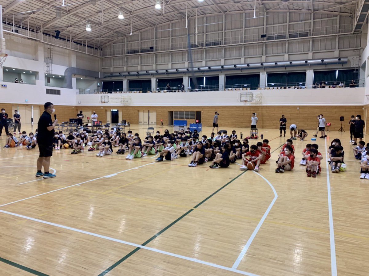 chiba3x3's tweet photo. 【U12 #CBACUP 開催中🏆】
本日は市立柏高校にて #3x3 の大会を開催🏀
午前: U12カテゴリーCBA CUP
午後: U18日本選手権大会千葉県予選会
まずはU12カテゴリーの開会式でルール説明を行いました🎤
たくさんの子ども達が参加してくれています😊
熱中症に気を付けて楽しくプレーしましょう💪 https://t.co/fivKvhJs2T