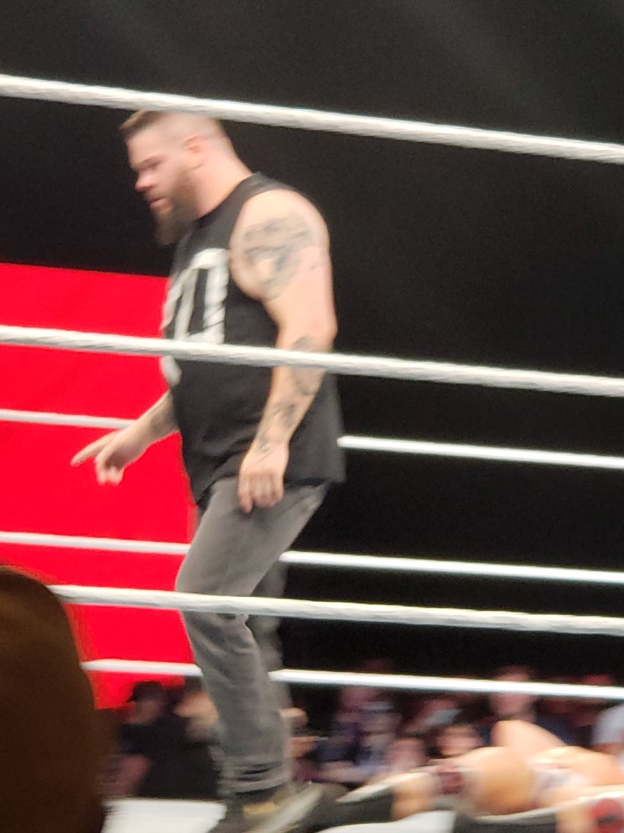KhalvinP's tweet photo. Everyone talks big till the Prize fighter stuns em. @FightOwensFight https://t.co/rycakGONJF