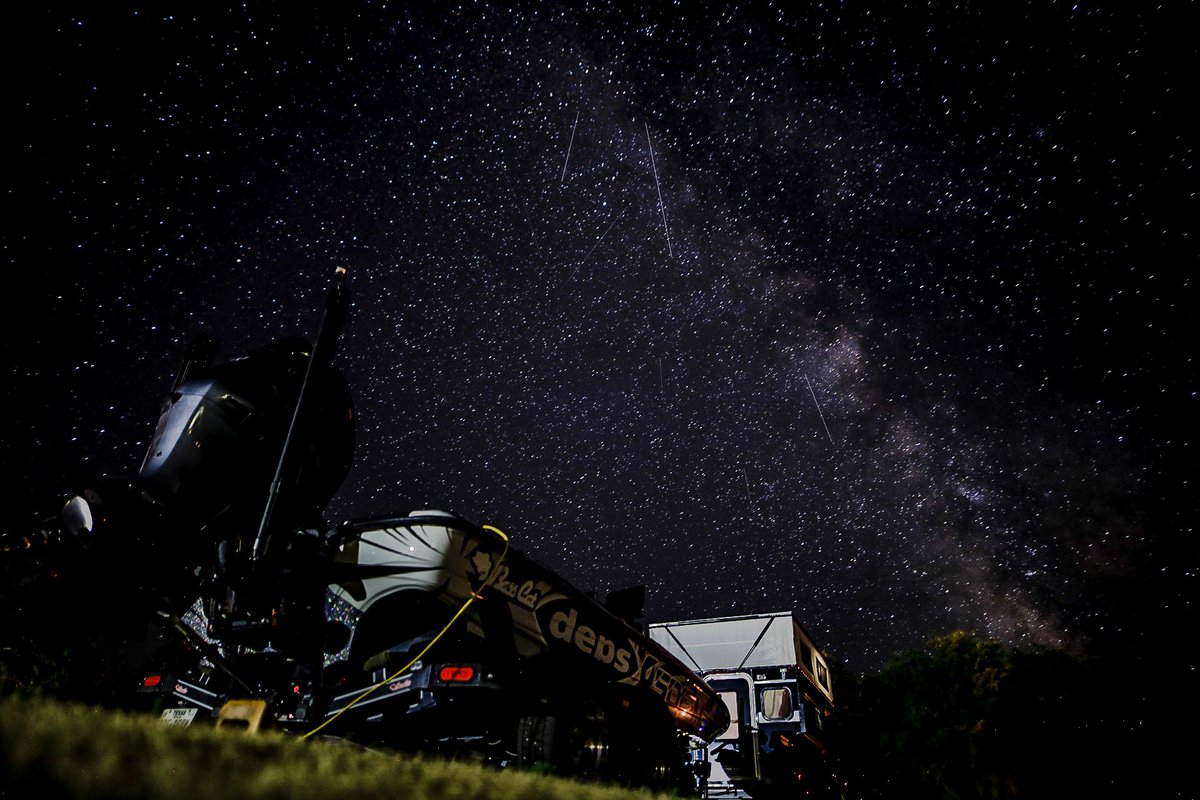 kentakimura5727's tweet photo. 外出たら、流れ星だらけ。
一発すごい閃光が走ってて、地球大丈夫かよと思った。 https://t.co/NjbKZSX1fo