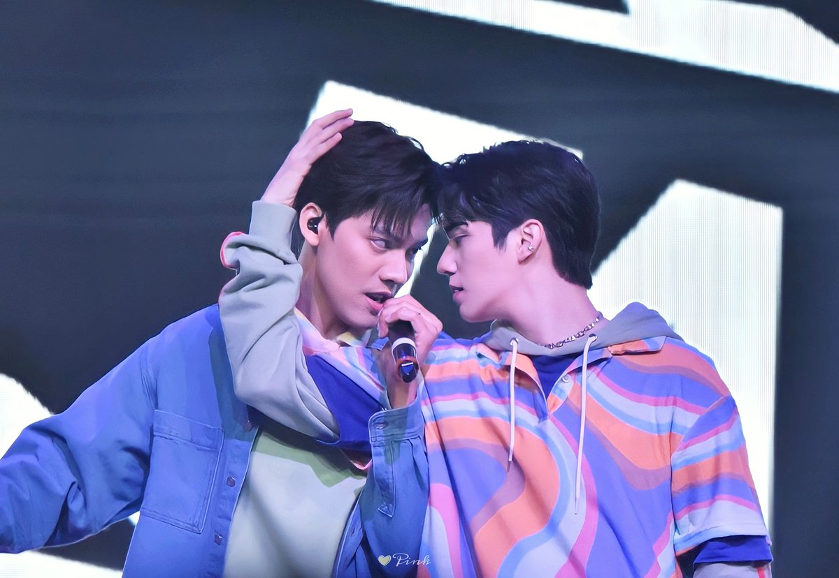 Pink_JTM1's tweet photo. 👁👁สายตาพี่เต้ —> ปากตี๋ตี๋ 💋

อุ้ยยยย ><  💙💛
หรือชื่อพี่เข้ ได้มาเพราะชอบจ้องจะงับ🐊🙈 
#เต้ตี๋ชู้รักเรือล่ม #TaeDarvid #TEeThanapon #TaeTeeTheJourneyMemory https://t.co/CN8Jq2kKKh