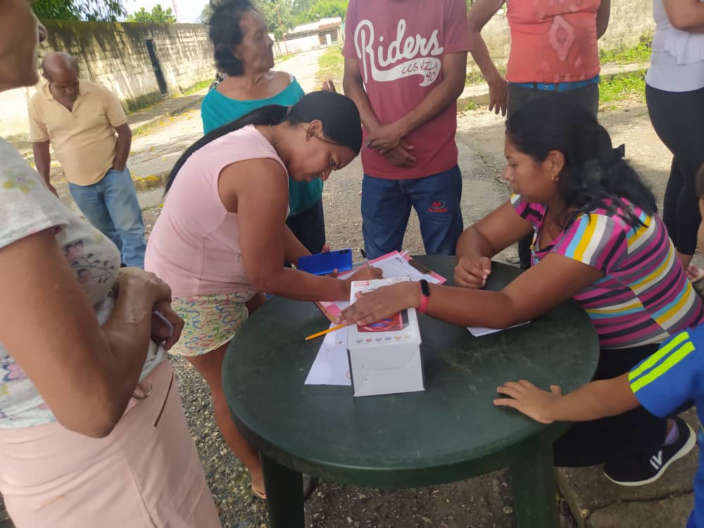 SoyClapSP's tweet photo. Cómo toda una fiesta transcurrió el proceso de renovación de las bases comenzando por el líder de calle de todas nuestras comunidades #OrganizarUnirSumar @dcabellor @NicolasMaduro @Clap_Nacional @CLAPLaraOficia1 @SalaCLAPLara @AdolfoP_Oficial @Psuv_SimonPlana @ComunaElMaizal https://t.co/UjJTwBl5dF