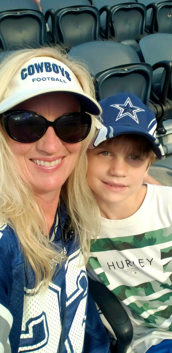 CariPoe's tweet photo. Let's Go ☆☆☆
💙🤍💙
#DALvsLAC
#DallasCowboys https://t.co/z2TwC73peW