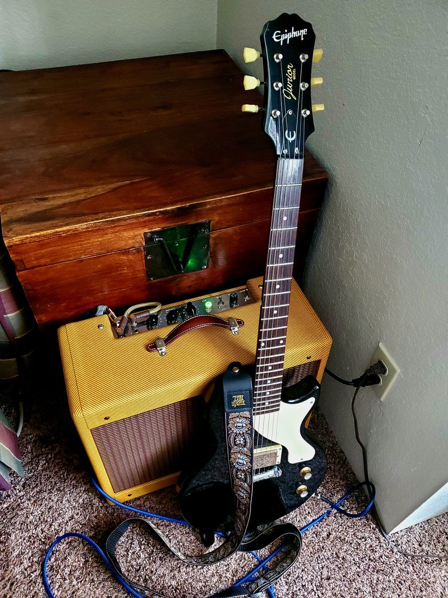 GumptionmanBnd's tweet photo. Saturday Vibes

#epiphonelespauljunior
#tubeamp
#5E3Amp
#5E3
#guitars
#cheapguitars https://t.co/uuUCDY6xr5