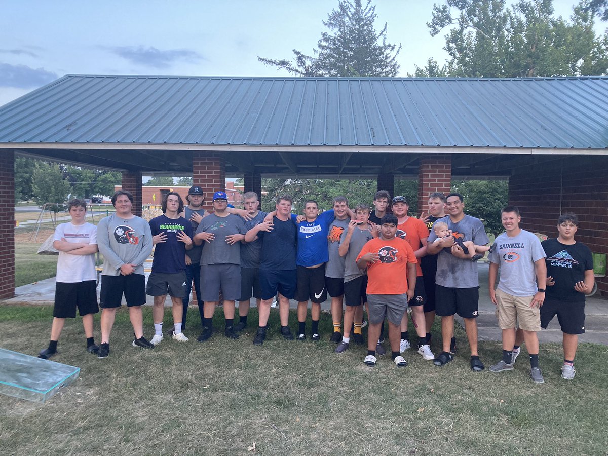 ethanmeints's tweet image. Thursday night was our first annual lineman bbq. Excited for a great year with this group! Go Tigers!
