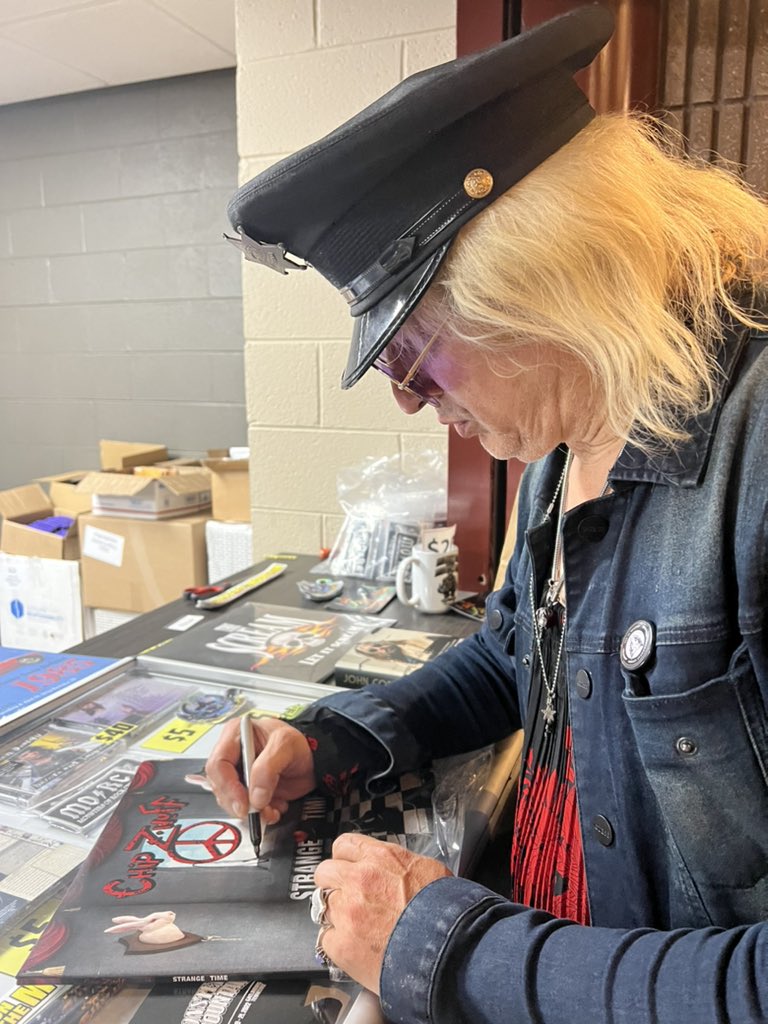 bigdoftn's tweet photo. Thanks to @ChipZnuff @EnuffZnuff for the photo and signing his solo album #StrangeTime @MonstersCruise #MonstersOnTheMountain https://t.co/1tKOgjmtFM
