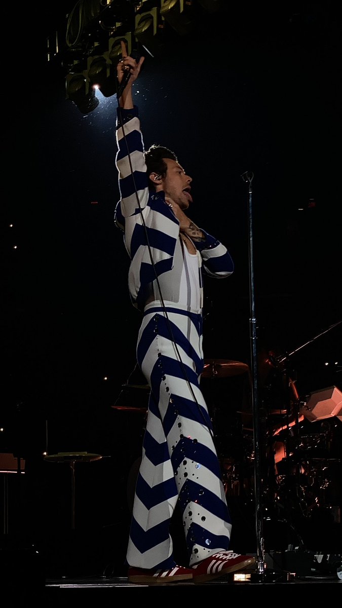 Harry on stage at Madison Square Garden in New York City - August 20 (via <a href="/rainberrynarry/">U☾ ✩</a>)