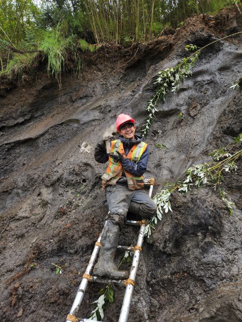 alvarezpermfrst's tweet photo. Fantastic exposure to sample segregated ice bodies within colluvium sediments in the Klondike 🪜⛏ https://t.co/rBetEyK9PU